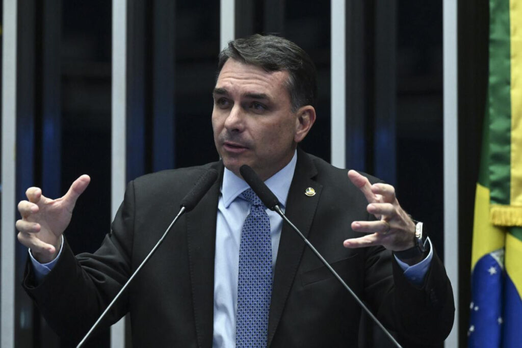 Flávio: Falta braço da PF para investigar Lulinha; imagina se fosse filho de Bolsonaro?