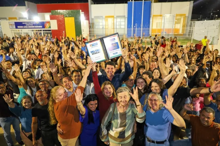 GRANDE EXEMPLO, ENQUANTO UM PREFEITO ENTREGA PRAÇAS: Simão Durando inaugura sétima escola do ano e reforça investimentos na educação infantil