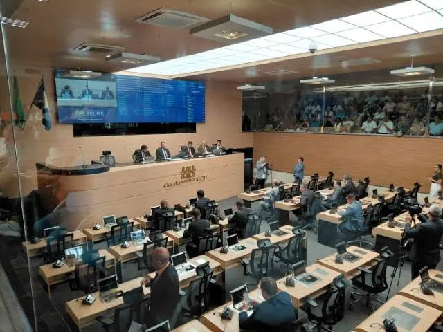 Assessores ganham mais do que vereadores expõem distorção milionária na Câmara do Recife
