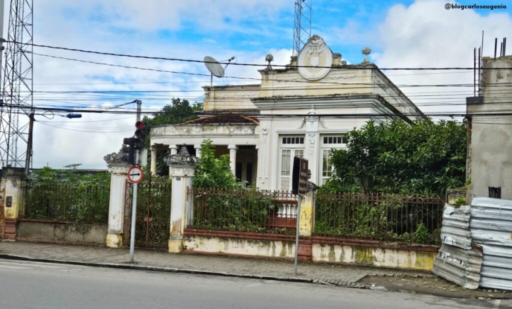 3 Anos se passaram e a Prefeitura de Garanhuns não fez nada, e o mato comendo o nosso acervo e história no Instituto Histórico