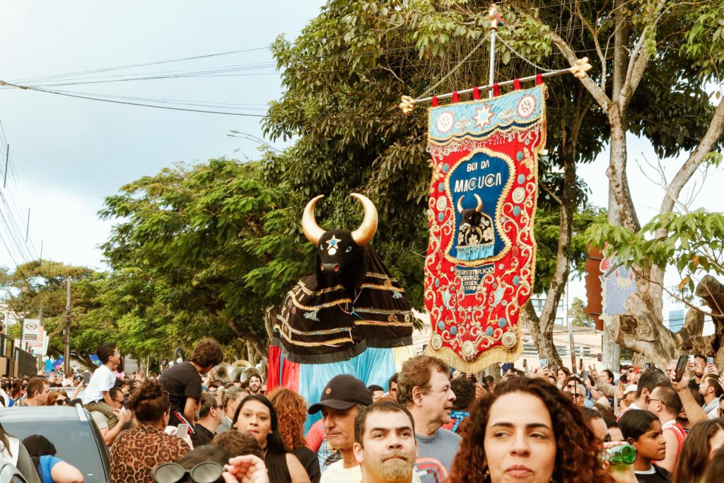 O último sábado do FIG ficou ainda mais especial com o cortejo do Boi da Macuca, que reuniu uma multidão pelas ruas de Garanhuns!