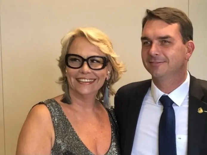 Flávio Bolsonaro confirma candidatura da mãe, Rogéria Bolsonaro, à Câmara dos Deputados pelo Rio de Janeiro