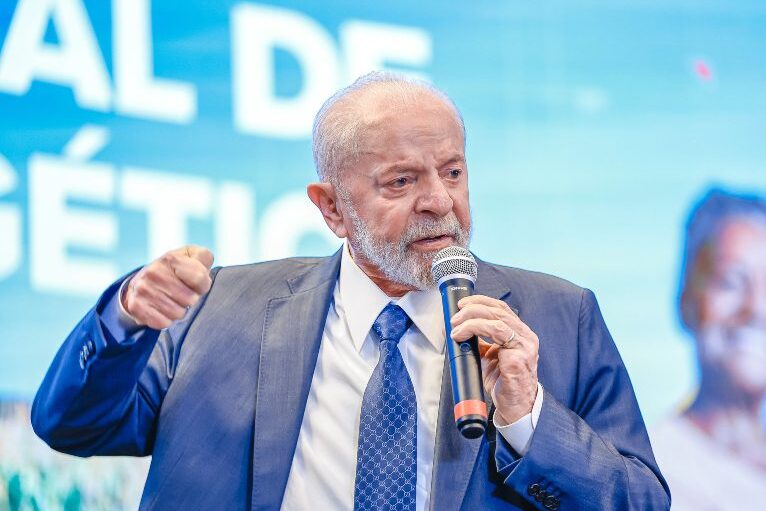 Lula sanciona lei que inclui educação política no currículo da educação básica