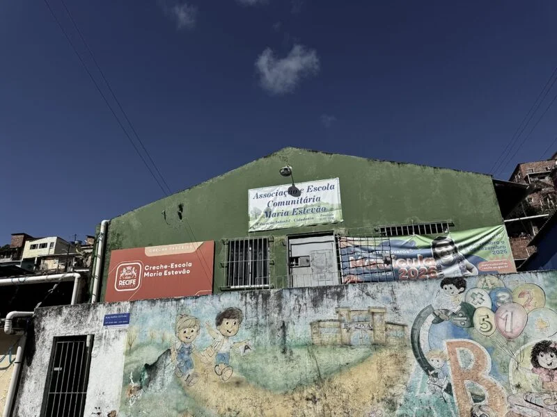 Creches privadas contratadas pelo Recife expõem padrão João Campos de improviso na educação infantil