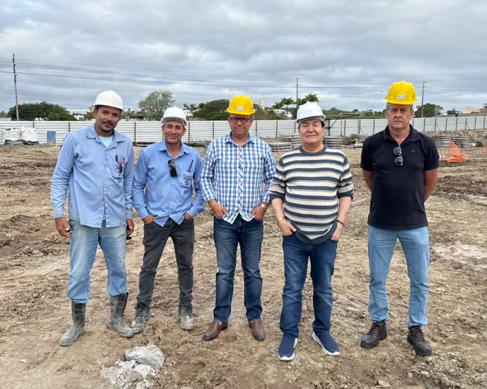 Izaías visita obras do Hospital Mestre Dominguinhos, destaca Investimentos do Estado e critica postura de Sivaldo