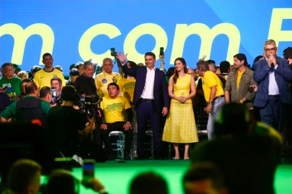 BolsoIA, Milei e apoio de Michelle marcaram lançamento da candidatura de Flávio Bolsonaro