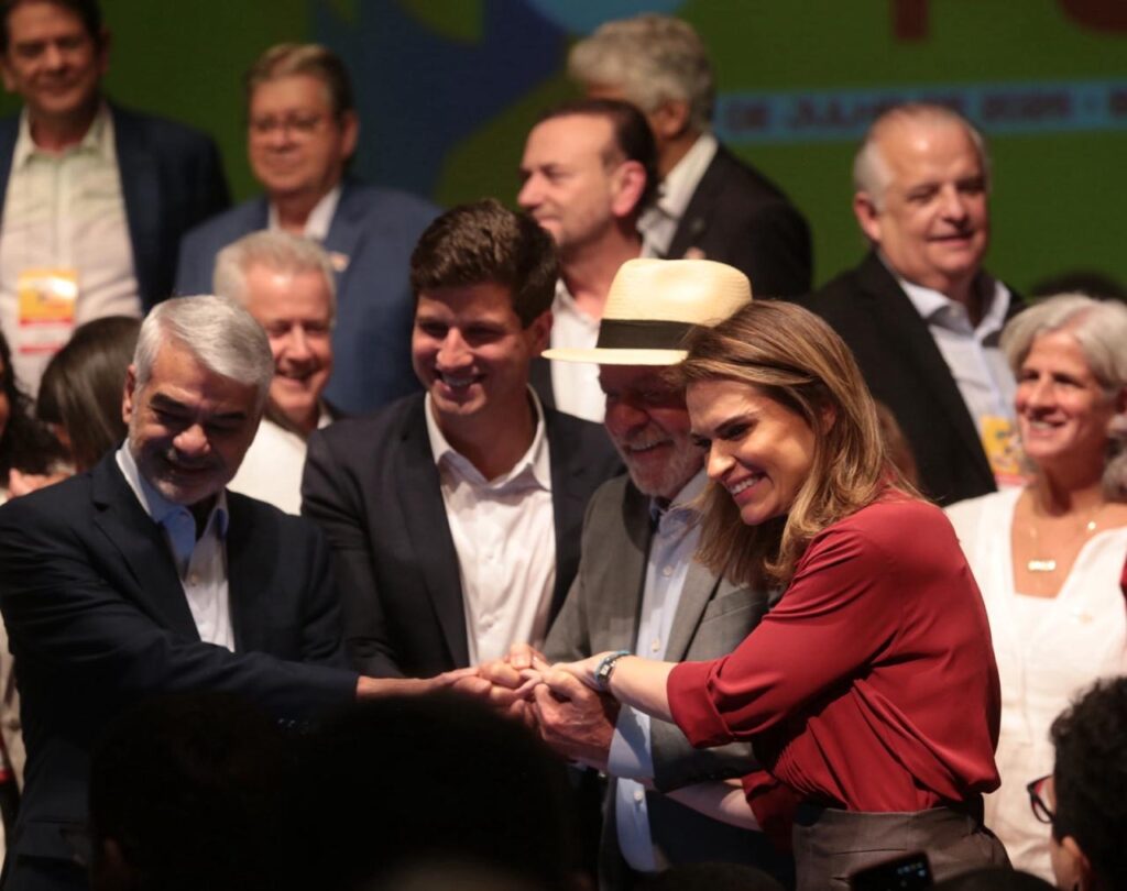 Aceno de Lula reforça palanque de João Campos em Pernambuco