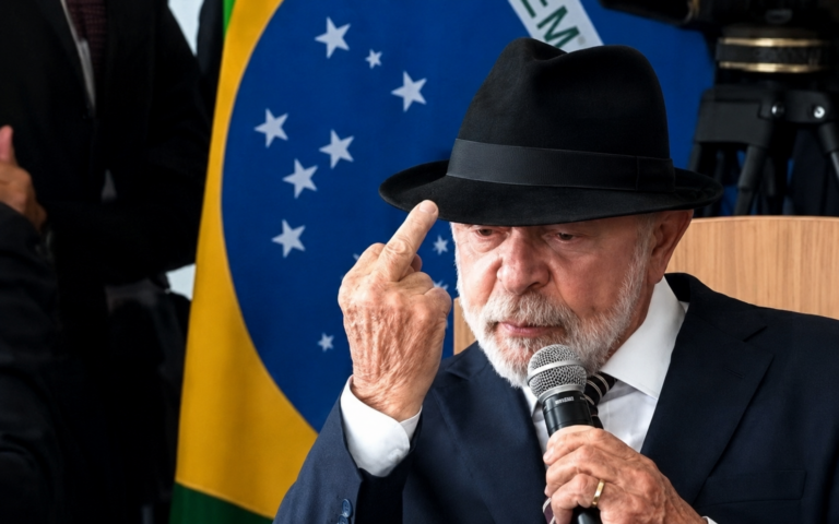 Lula mostra o dedo, e gesto considerado mal-educado repercute na oposição