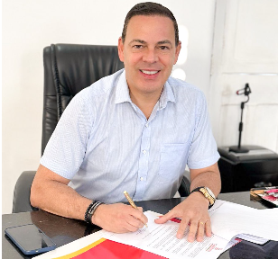 SIVALDO ALBINO O DE REI DAS PRAÇAS E FESTIVAIS, AGORA O REI DOS ADITIVOS: TÍTULO QUE COPIOU O EX-PREFEITO DE RECIFE SEU AMIGO JOÃO CAMPOS, ESSE É O MODO (PSB)