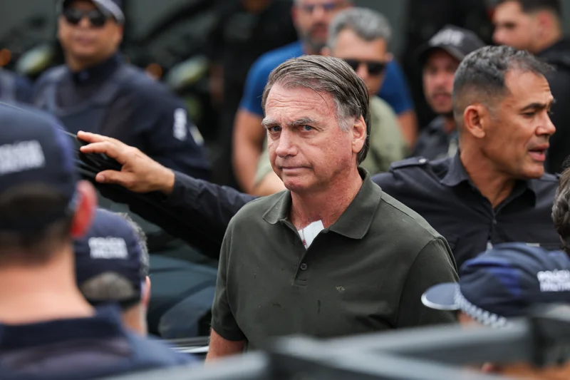 Bolsonaro pede a Moraes autorização para receber Flávio e demais filhos no Dia dos Pais