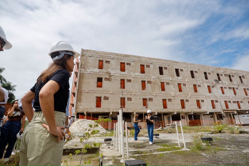 No Recife, Raquel vistoria obra que transforma prédio abandonado da antiga Vice-Governadoria em creche e reestruturação de Batalhão da Polícia Militar