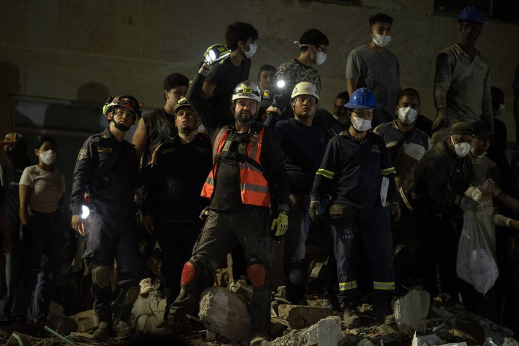 Socorristas buscam sobreviventes de terremoto que matou 132 na Colômbia