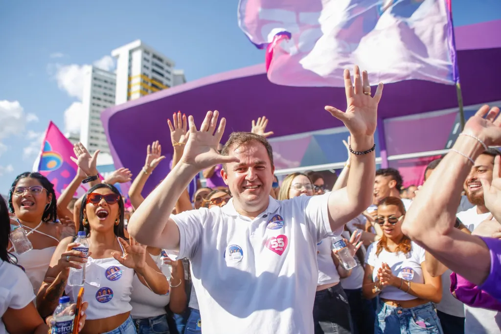 Anderson Luiz coloca o bloco na rua em adesivaco na Capital do Forró