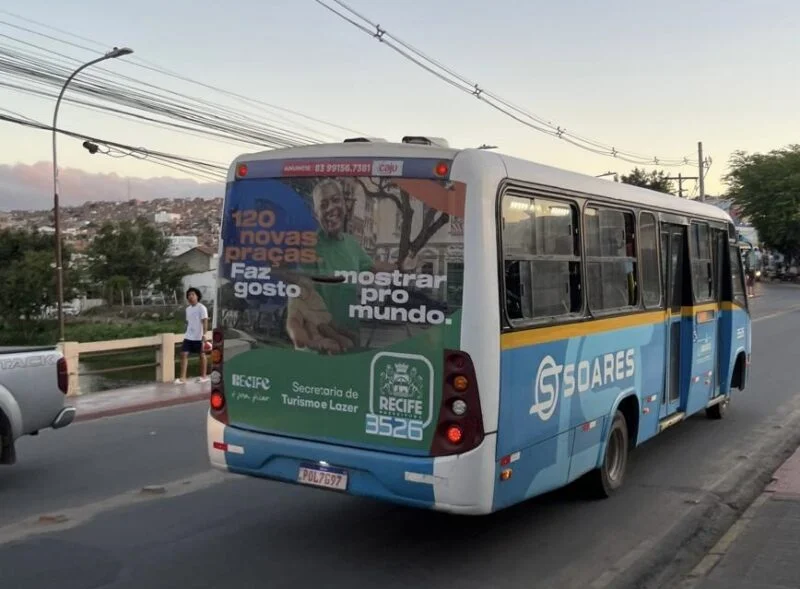 Gestão do PSB no Recife dobra aposta e adesiva mais 30 ônibus em Gravatá; campanha já gastou mais de R$ 8 milhões dos recifenses