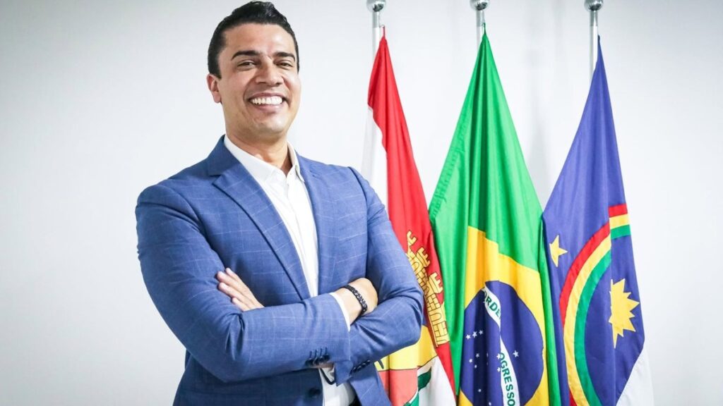 GARANHUNS DEVERIA SEGUIR O EXEMPLO: Rodrigo Pinheiro anuncia gratuidade de ônibus aos domingos em Caruaru