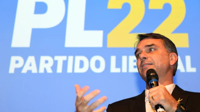 Flávio Bolsonaro encosta em Lula e muda o tom da eleição
