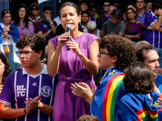 Raquel Lyra faz aceno a Miguel Coelho, ausente na convenção. “Tem meu respeito”