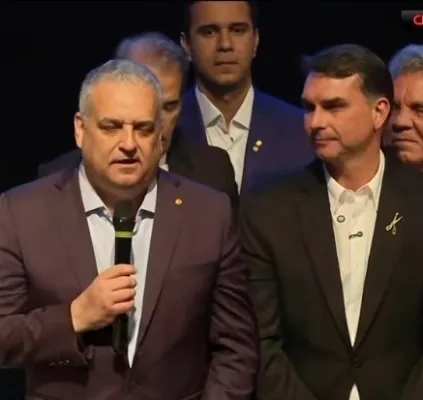 Flávio Bolsonaro anuncia deputado Alfredo Gaspar como seu vice