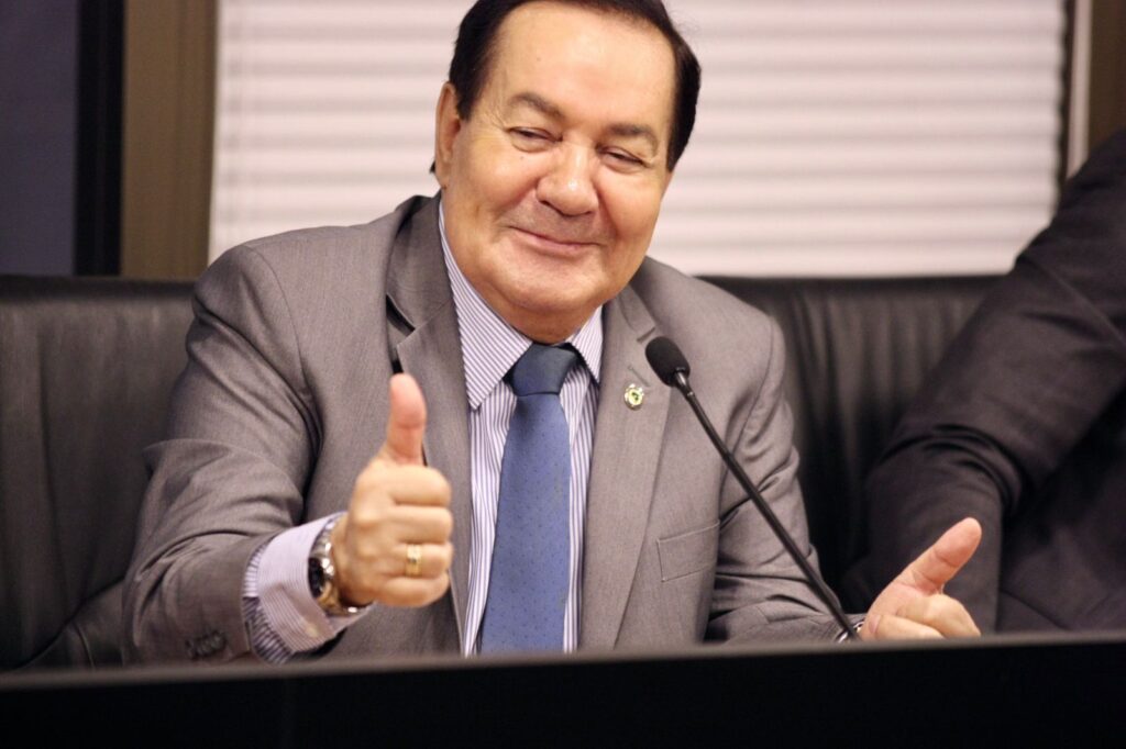 Izaías Régis tem dancinha viralizada até na Assembleia pelos colegas e pelos jovens