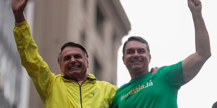 Flávio Bolsonaro diz que explorará imagem do pai “até o limite da lei”