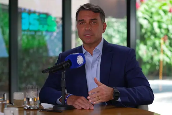 Flávio Bolsonaro volta a afirmar que perícia não encontrou irregularidade em “Dark Horse”