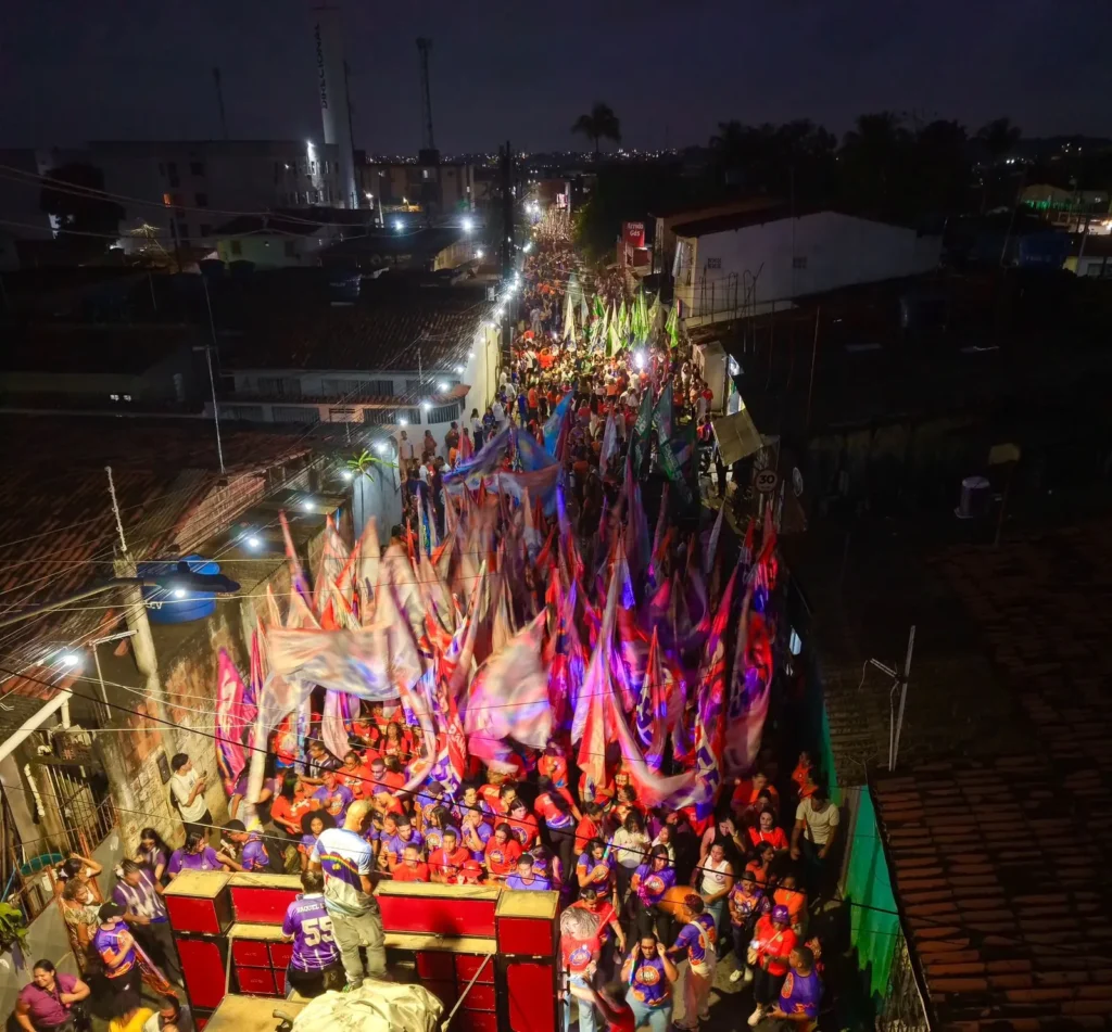 ONDA ROXA: Em caminhada histórica, César Ramos e Raquel Lyra, percorrem as principais ruas de Cruz de Rebouças