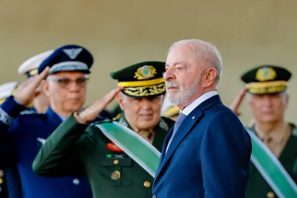 Em evento no QG do Exército, Lula deixa entrevista sem responder sobre investigações envolvendo Lulinha e ex-chefe de gabinete