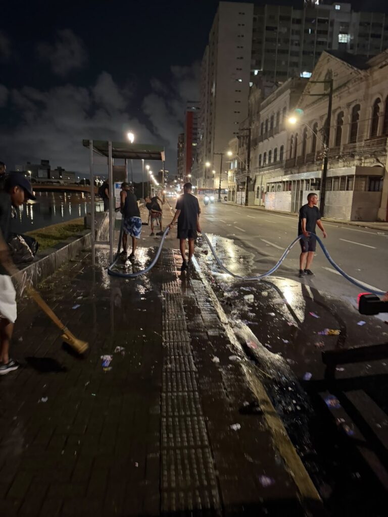 LEMBRA OS JAPONESES NA COPA: Campanha de Raquel dá exemplo e promove a limpeza no Centro do Recife logo após grande ato de campanha