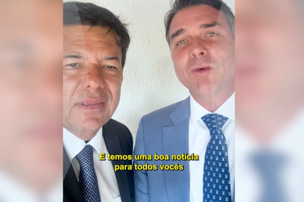 Ao lado de Mendonça, Flávio Bolsonaro anuncia visita a Pernambuco