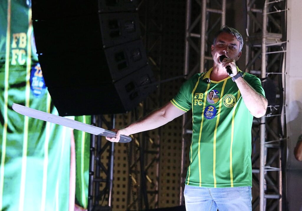 Flávio testa força no Nordeste em passagem por Pernambuco