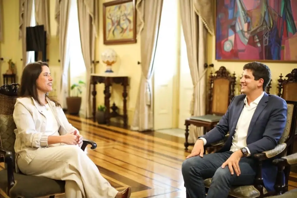 João Campos já tentou de tudo: Lula, polarização, guia eleitoral e ataques não mudaram as pesquisas; agora, aposta suas últimas fichas no debate