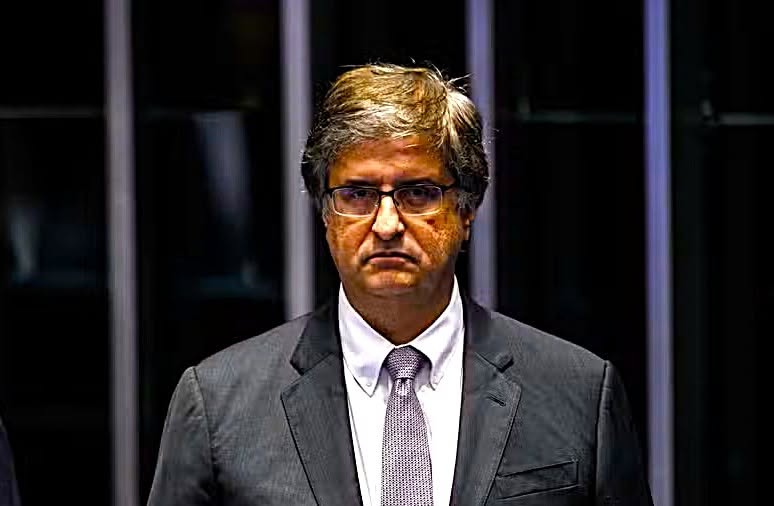 “TOMARA QUE TENHA CHARUTO E MACALLAN”: MENSAGENS MOSTRAM GONET TRATANDO VORCARO COM INTIMIDADE E ACEITANDO VIAGEM BANCADA A LONDRES
