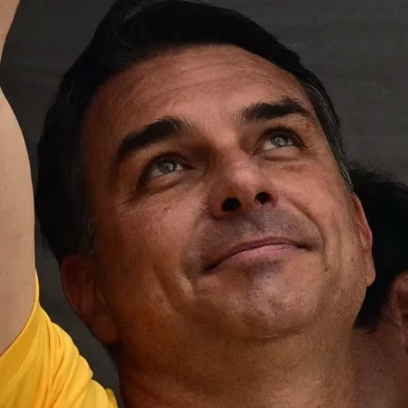 UMA MERECA: Dispara Flávio Bolsonaro sobre reajusta de 15% dado ao Bolsa Família