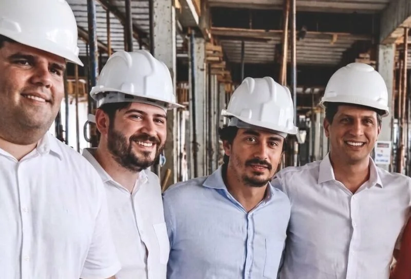 João Campos promoveu a secretário primo de foragido da Justiça; ele já havia atuado junto às empreiteiras da Barriga de Aluguel