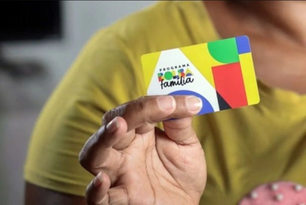 Bolsa Família é reajustado em 15%; medida vale a partir de outubro