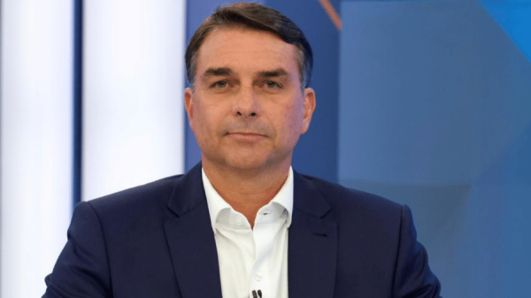 MEU PAI ESTAVA CERTO O TEMPO TODO: Flávio Bolsonaro pede renúncia de Moraes após revelação sobre contrato de R$ 131 milhões