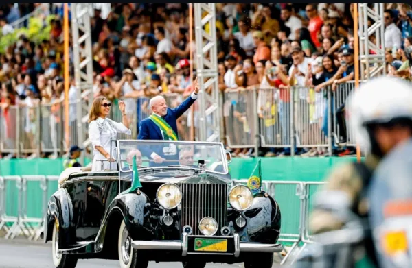 Lula desfila em carro aberto no 7 de Setembro em Brasília