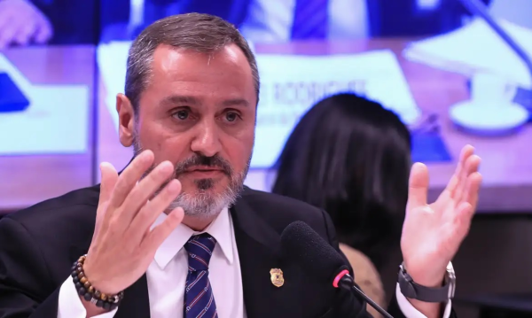 Diretor-geral da PF tem 48 horas para se manifestar sobre suposto monitoramento de André Mendonça