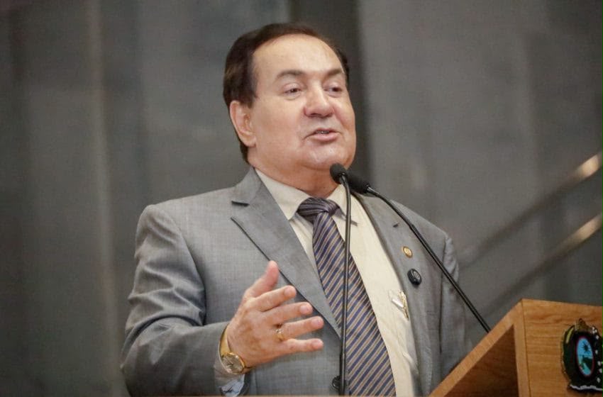 Izaías Régis propõe política de fortalecimento da cadeia leiteira do Agreste