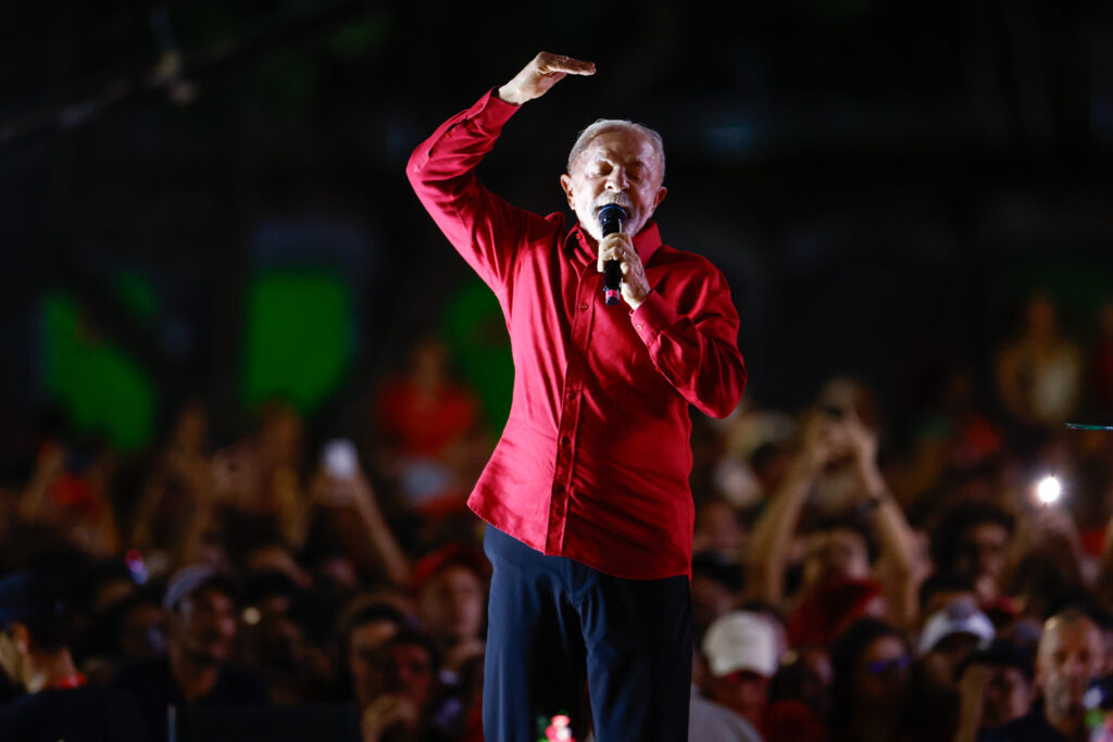 Lula tenta descolar imagem de Alexandre de Moraes em meio à crise no STF