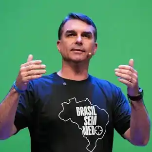 Flávio Bolsonaro grava vídeo em solidariedade a Raquel Lyra após ataques com cartazes apócrifos, Presidente Lu8la não se manifestou ainda