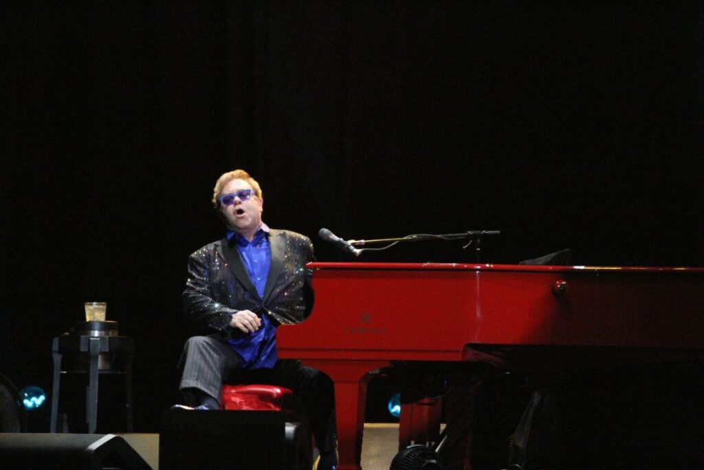 Destaque do Rock in Rio 2026, Elton John já veio ao Recife e fez show especial para a cidade