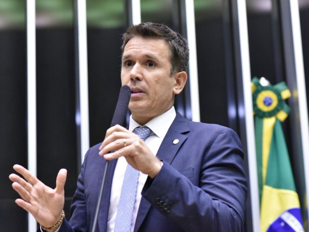 Justiça Eleitoral manda Felipe Carreras retirar propaganda que associa campanha a obras e bens públicos