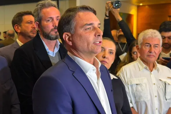 “Brasil está sem presidente. Virou várzea”, diz Flávio Bolsonaro após decisão de Dino
