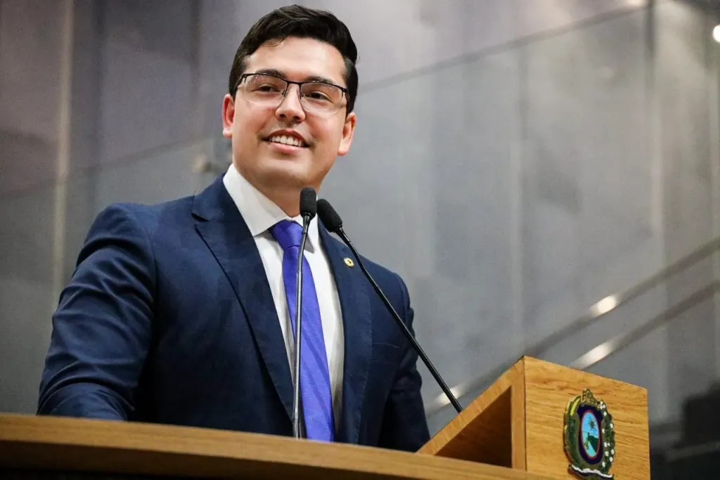 Deputado Cayo Albino é notícia na imprensa de Pernambuco por propaganda eleitoral antecipada negativa contra a então pré-candidata à reeleição, Raquel Lyra (PSD)