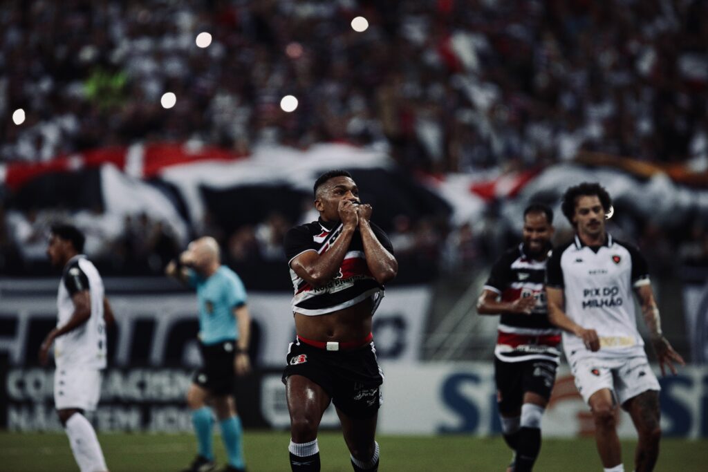 LIÇÃO DE CASA: Com casa cheia, Santa Cruz vence Botafogo-PB na estreia pelo Quadrangular Final da Série C
