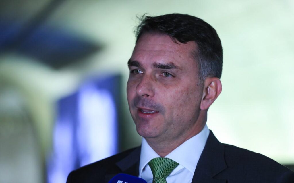 Flávio pede prisão de coordenador da Secom por incentivar fake news sobre N. S. Aparecida
